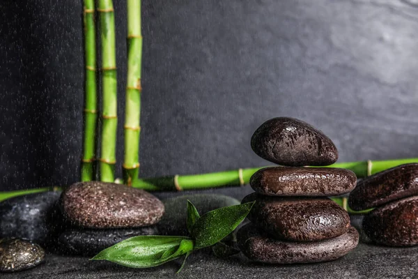 Komposition mit Steinen und Bambus auf dem Tisch. zen-Konzept — Stockfoto