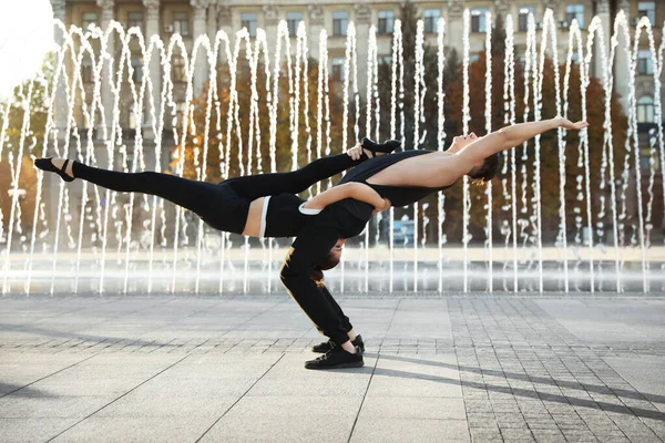Mooi jong paar oefenen dans moves in de buurt fontein buiten — Stockfoto