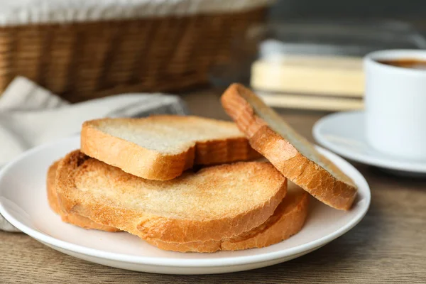 木製のテーブルの上にトーストパンとプレート,クローズアップ — ストック写真