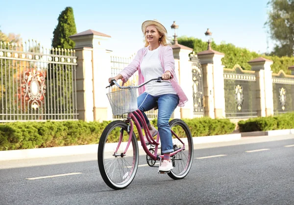 Mujer madura montando bicicleta al aire libre. Estilo de vida activo — Foto de Stock