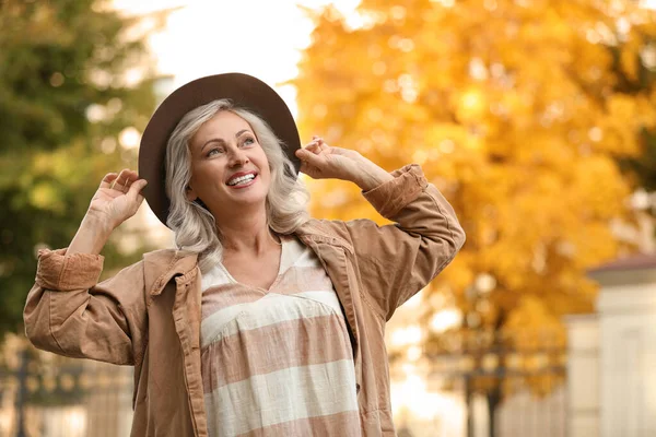 Porträtt av lycklig mogen kvinna med hatt utomhus — Stockfoto