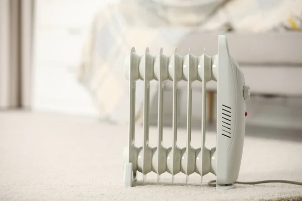 Moderno calentador eléctrico en el suelo en casa. Espacio para texto — Foto de Stock