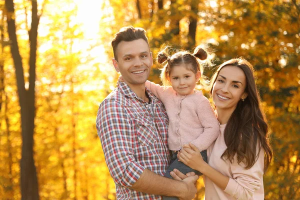 Счастливая семья с маленькой дочерью в парке. Осенняя прогулка — стоковое фото