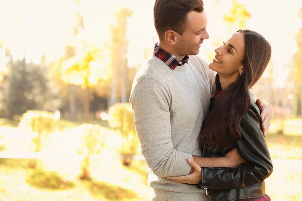 Pareja feliz en Sunny Park. Caminata de otoño —  Fotos de Stock