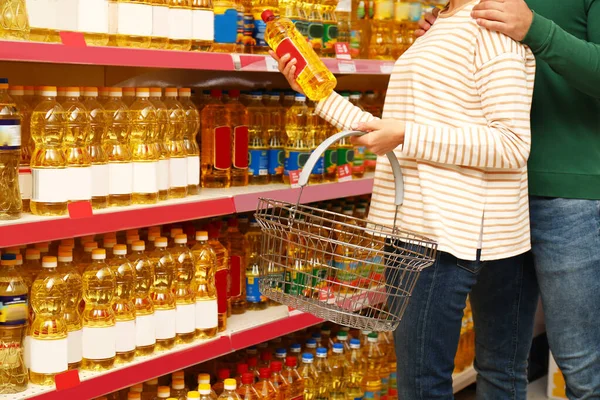 Pasangan dengan keranjang belanja di supermarket, tutup — Stok Foto