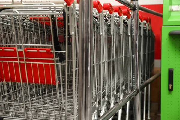 Wiele pustych wózków w supermarkecie, zbliżenie — Zdjęcie stockowe