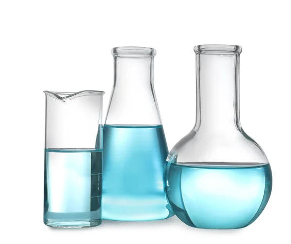 Glasvaror med vätskor isolerade på vitt. Laboratorieanalys — Stockfoto