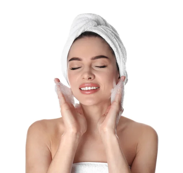 Jonge vrouw gezicht met zeep wassen op witte achtergrond — Stockfoto