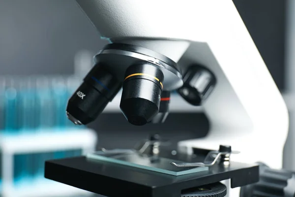 Vista de perto do microscópio moderno em laboratório. Equipamento médico — Fotografia de Stock