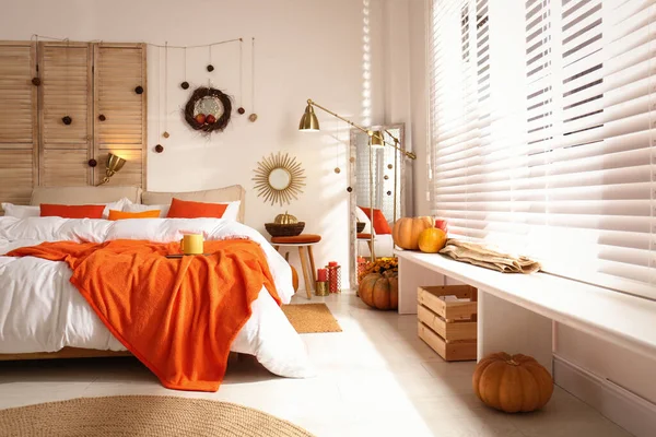 Gemütliches Schlafzimmer Interieur inspiriert von herbstlichen Farben — Stockfoto