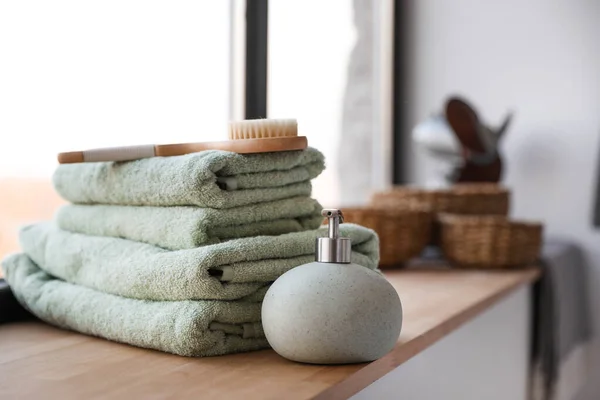 Serviettes, distributeur de savon et brosse de douche sur le rebord de la fenêtre dans la salle de bain — Photo