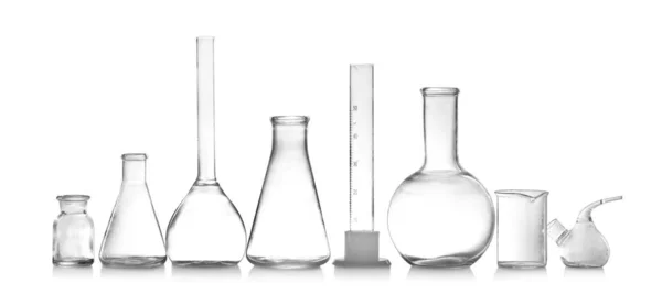 Laboratorní sklo izolované na bílém. Chemická analýza — Stock fotografie