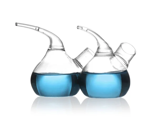 하얀 부분에 파란 액체를 분리 해 놓은 플라스크를 재생한다. 실험실 유리 제품 — 스톡 사진