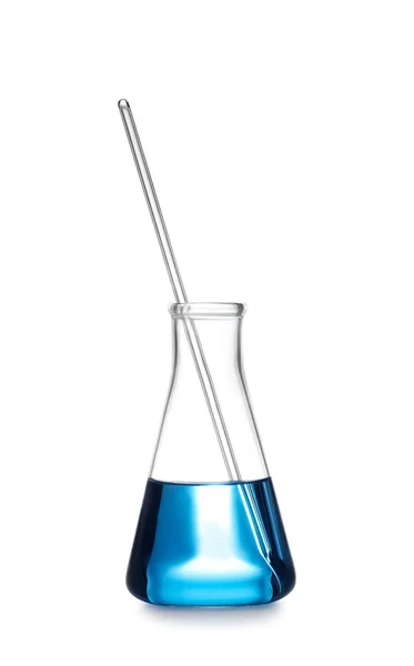 Frasco cónico con líquido azul aislado sobre blanco. Artículos de vidrio de laboratorio — Foto de Stock