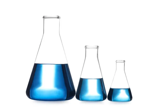 Matracci conici con liquido blu isolato su bianco. Oggetti di vetro da laboratorio — Foto Stock