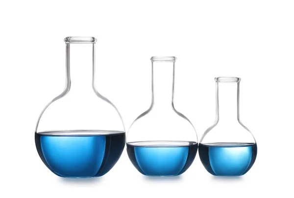 弗洛伦斯的瓶中装有蓝色液体,与白色隔离. 实验室玻璃器皿 — 图库照片