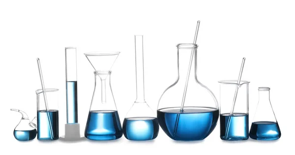 Zestaw laboratoryjnych wyrobów szklanych z niebieskim płynem izolowanym na białym — Zdjęcie stockowe