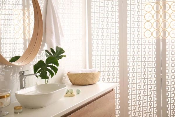 Modern bathroom interior with stylish white folding screen — Stock Photo, Image