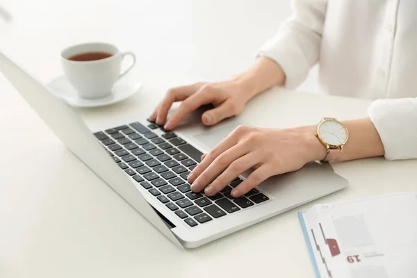 Jovem empresária usando laptop na mesa no escritório, close-up — Fotografia de Stock