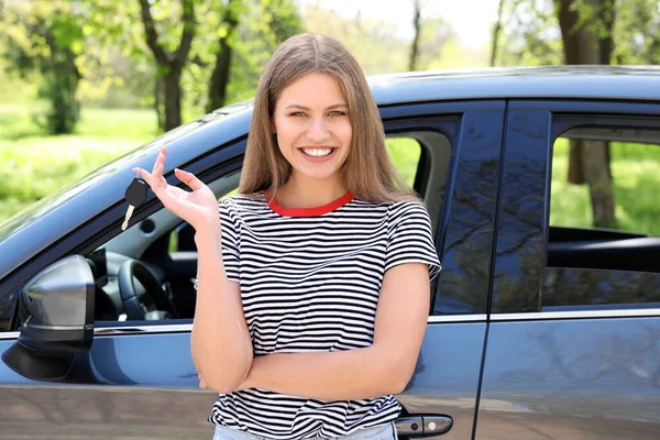 Fiatal nő kulccsal közel az új autó szabadban — Stock Fotó