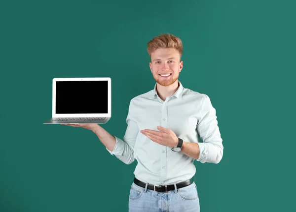 Vrolijke man met laptop op groene achtergrond. Ruimte voor tekst — Stockfoto