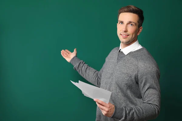 Porträt eines männlichen Lehrers mit Papieren auf farbigem Hintergrund. Raum für Text — Stockfoto