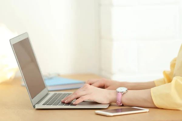 Mujer joven usando el ordenador portátil en la mesa en el interior, primer plano — Foto de Stock