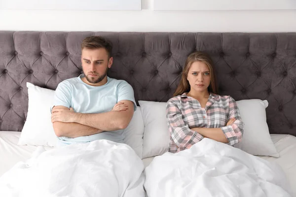 Casal jovem com problemas de relacionamento na cama em casa — Fotografia de Stock