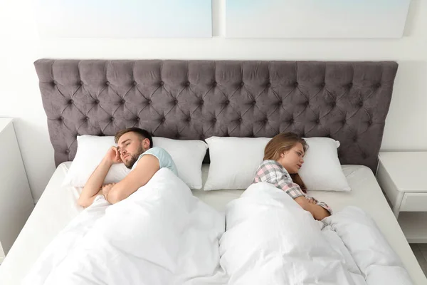 有关系问题的年轻夫妇在床上在家里 — 图库照片