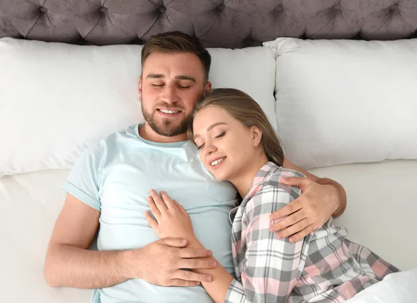Mladý pár spí spolu v posteli doma, výhled shora — Stock fotografie