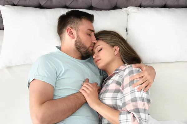 Junges Paar schläft zu Hause zusammen im Bett — Stockfoto