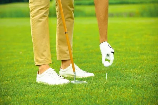 緑のコースでゴルフをしている男。スポーツとレジャー — ストック写真