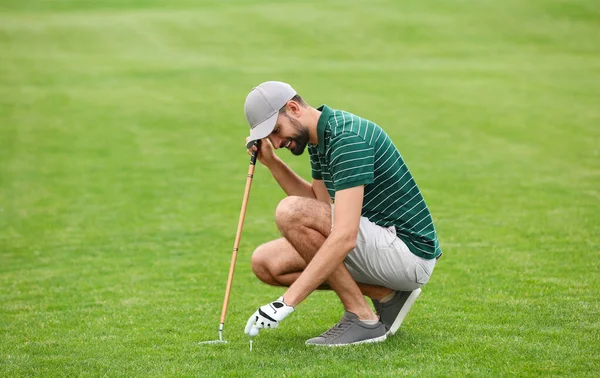 Muž, který hraje golf na zeleném hřišti. Sport a volný čas — Stock fotografie