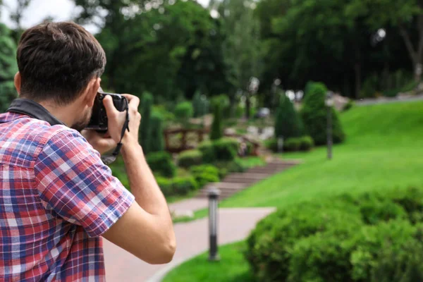 Fotós fotózás professzionális kamera a parkban — Stock Fotó