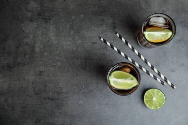 Düz kompozisyon ve ferahlatıcı soda gri masada duruyordu. Metin için boşluk