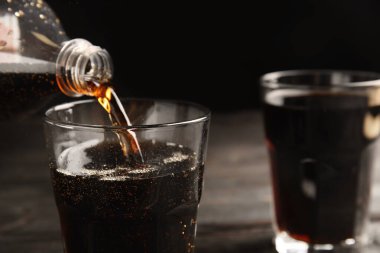 Serinletici gazoz içeceğini masaya, yakın plan bardağa boşalt. Metin için boşluk