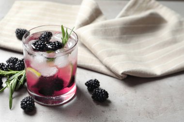 Işık masasında nefis ferahlatıcı böğürtlen limonatası, metin için yer