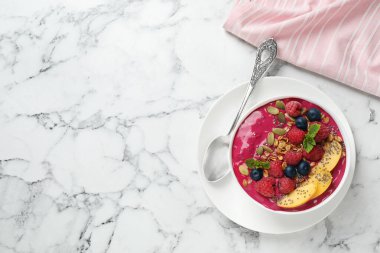 Tahıllı acai smoothie ve beyaz mermer masada servis edilen böğürtlenler. Metin için boşluk