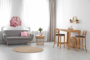 Konforlu mobilyalar ile şık ışık oda iç