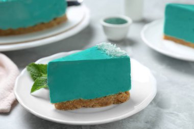 Gri masada lezzetli spirulina cheesecake parçası
