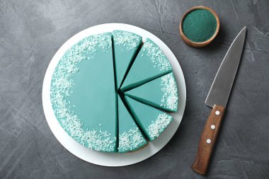 Koyu gri masada lezzetli spirulina cheesecake ile düz kompozisyon