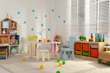 Şık mobilyalar ile rahat bebek odası iç