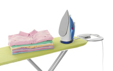 Beyaz arka planda modern demir ve temiz çamaşırları olan tahta.