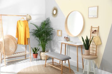 Küçük masa ve rahat bank ile şık oda iç