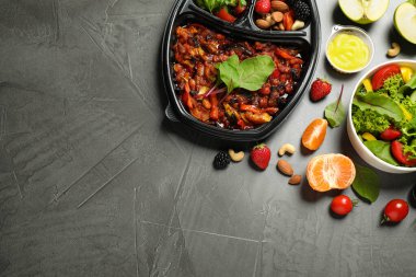 Gri masa üzerinde beslenme çantası ile düz yatıyordu kompozisyon, metin için alan. Sağlıklı gıda dağıtımı