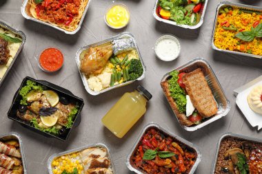Gri masadaki beslenme çantaları düz yatıyordu. Sağlıklı yemek servisi.