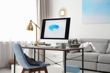Masasında modern bilgisayar olan rahat bir iş yeri. Merkez Ofis
