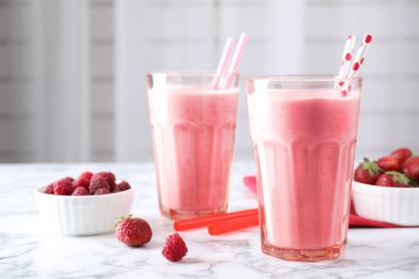 Lezzetli milkshake ve böğürtlen beyaz mermer masada