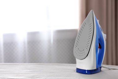 İçinde modern demir olan tahta, yazı için alan. Çamaşır günü