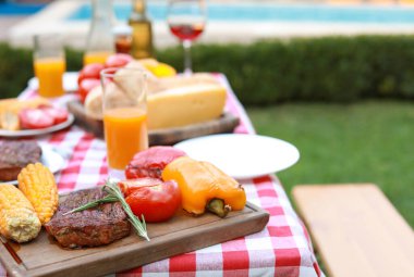 Lezzetli yiyecek ve içeceklerle dolu bir masa, yakın plan. Barbekü partisi